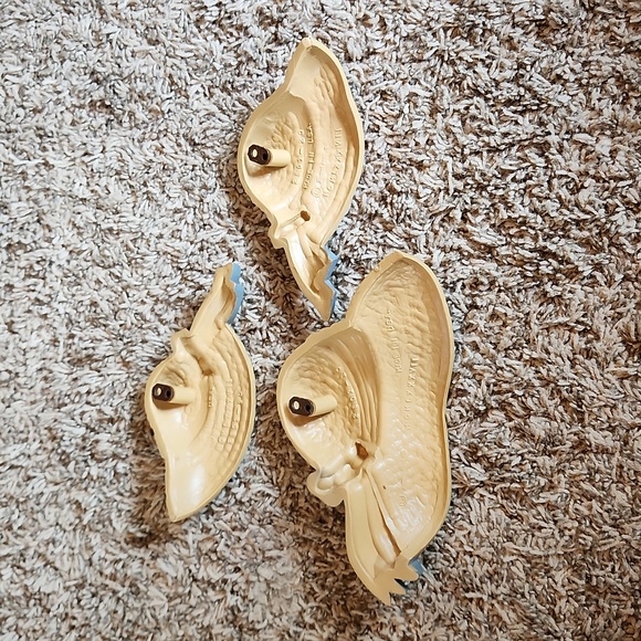 Vintage 1987 Burwood hard plastic “straw bonnets” wall hangings - set of three - Picture 5 of 8